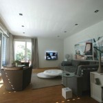Modernes Wohnzimmer mit Couchgarnitur und Jalousien