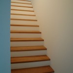 Geschlossener Treppenaufgang mit Holztritten