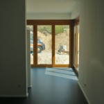 Innenansicht Wohnraum Tür mit Holzrahmen
