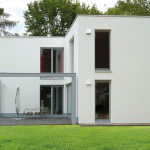 Modernes Massivhaus in weiß Terassenansicht