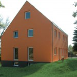 Satteldachhaus in Orange