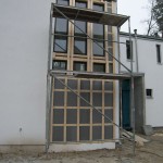 Gerüst vor Fenster mit Holzkonstruktion